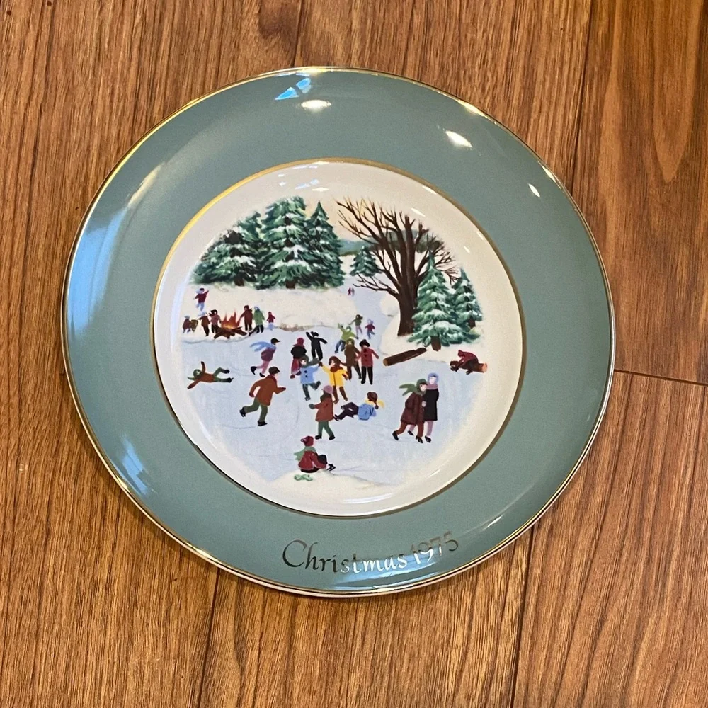 Vintage Avon 1975 Christmas plate